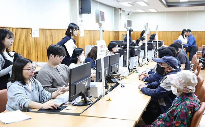 경남도민 생활지원금 신청 첫 날인 오늘(30일) 도민들이 사파동 행정복지센터에 방문해 현장 접수하고 있는 모습/사진=경상남도 제공