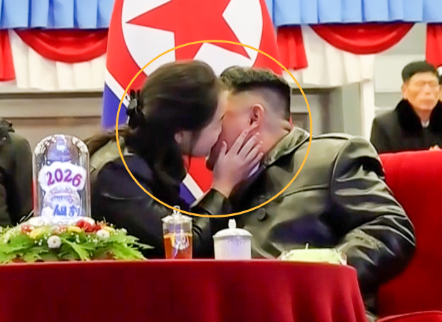 새해 맞아 김정은 볼에 입 맞추는 주애. 조선중앙TV 연합뉴스