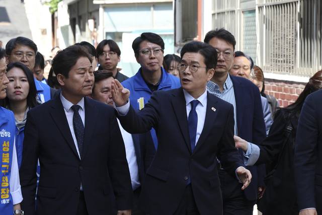 정원오 더불어민주당 서울시장 후보가 29일 서울 성북구 장위14주택 재개발구역을 찾아 현장을 살펴보고 있다. 뉴시스