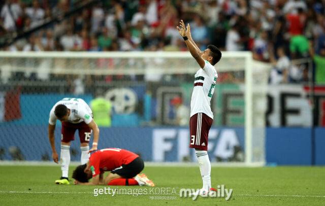 멕시코 대표팀의 가야르도가 2018 러시아월드컵 본선 한국전 승리 후 팔을 들어 올리고 있다./게티이미지코리아