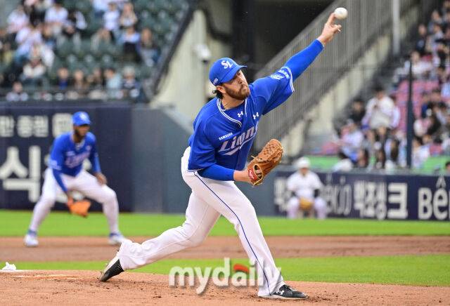 삼성 오러클린이 29일 두산전에서 역투하고 있다./잠실야구장=유진형 기자