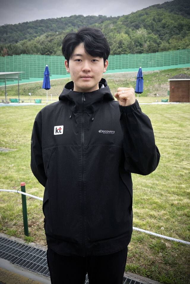 정승우가 포즈를 취하고 있다./KT 사격단 제공