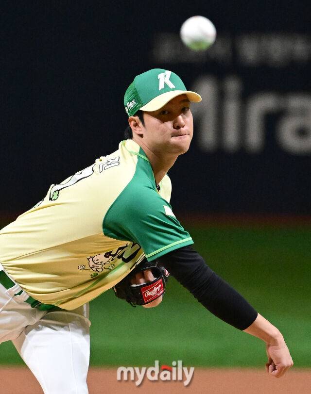 키움 안우진이 12일 서울 고척스카이돔에서 열린 롯데 자이언츠와의 홈 경기에 등판했다./마이데일리