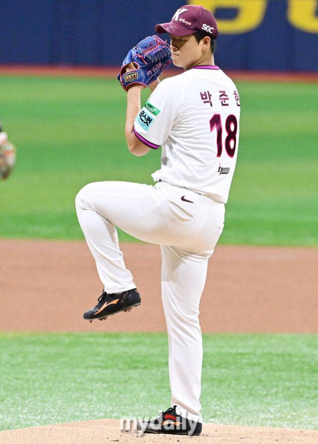 키움 박준현이 26일 오후 서울 고척스카이돔에서 진행된 '2026 신한 SOL Bank KBO리그' 삼성--키움의 경기에서 선발로 등판해 역투를 펼치고 있다./마이데일리