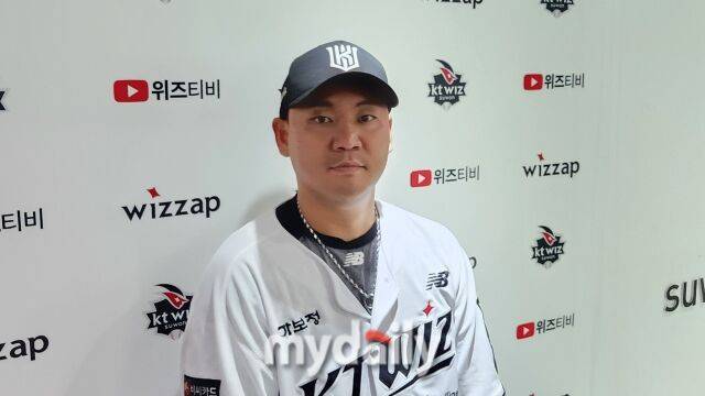 장성우가 4월 29일 수원 LG 트윈스전 취재진과 인터뷰를 하고 있다./수원 = 김경현 기자