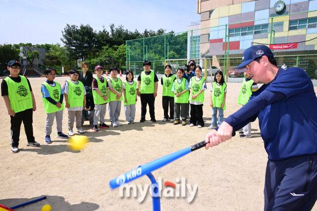 류지현 국가대표 감독이 29일 오전 서울성북초등학교에서 진행된 '2026 KBO 찾아가는 티볼교실 개막학교' 행사에서 학생들을 지도하고 있다./성북초=곽경훈 기자