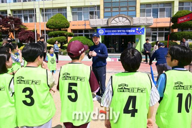 류지현 국가대표 감독이 29일 오전 서울성북초등학교에서 진행된 '2026 KBO 찾아가는 티볼교실 개막학교' 행사에서 학생들을 지도하고 있다./성북초=곽경훈 기자