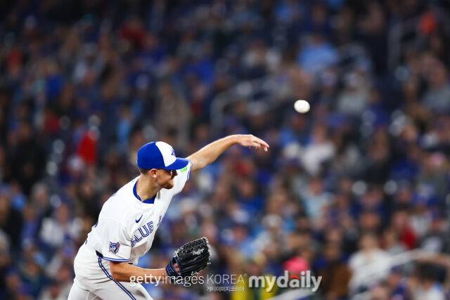 토론토 블루제이스 에릭 라우어가 캐나다 온타리오주 토론토 로저스센터에서 열린 홈 경기서 투구하고 있다./게티이미지코리아