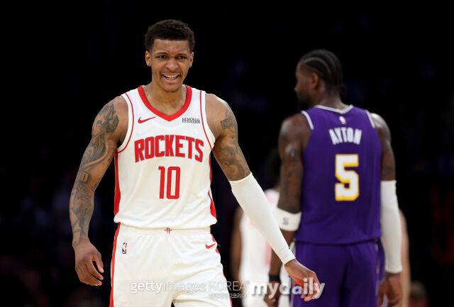 스미스 주니어(왼쪽)가 30일 레이커스와 경기에서 득점 후 백코트하고 있다. /게티이미지코리아