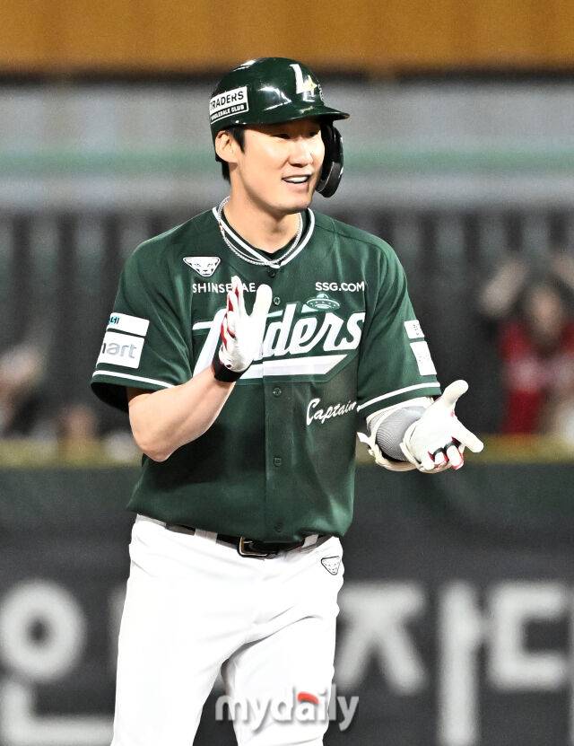 24일 오후 인천 SSG랜더스필드에서 진행된 '2026 프로야구 KBO리그' SSG랜더스와 KT위즈의 경기. SSG 오태곤이 5회말 2사 1,2루서 1타점 적시타를 터뜨린 뒤 환호하고 있다./마이데일리