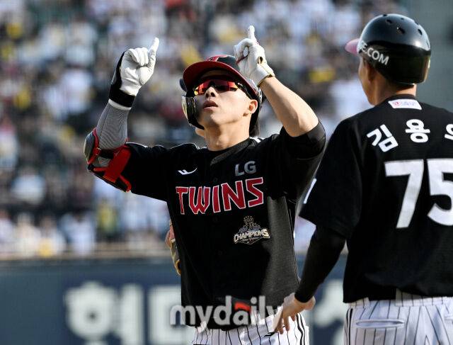 LG 문성주가 25일 경기에서 역전타를 날린 뒤 기뻐하고 있다./마이데일리