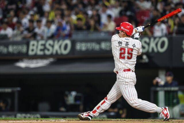 KIA 타이거즈 한준수가 25일 광주 KIA챔피언스필드에서 열린 롯데 자이언츠와의 홈 경기서 타격하고 있다./KIA 타이거즈 제공