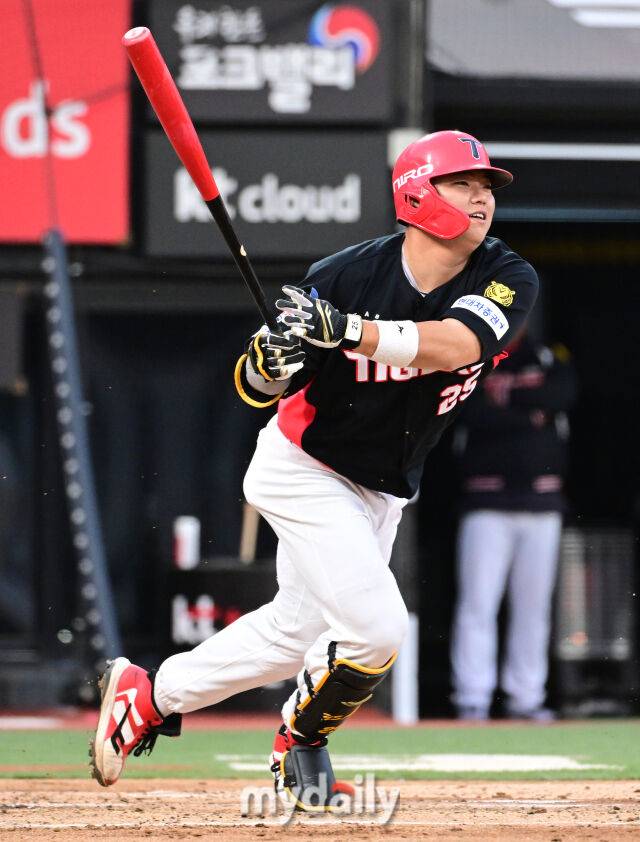 2026년 4월 22일 오후 경기도 수원KT위즈파크에서 열린 '2026 신한 SOL KBO리그' KIA 타이거즈와 KT 위즈의 경기. KIA 한준수가 5회초 1사 2루서 중견수 라인드라이브 아웃을 당하고 있다./마이데일리