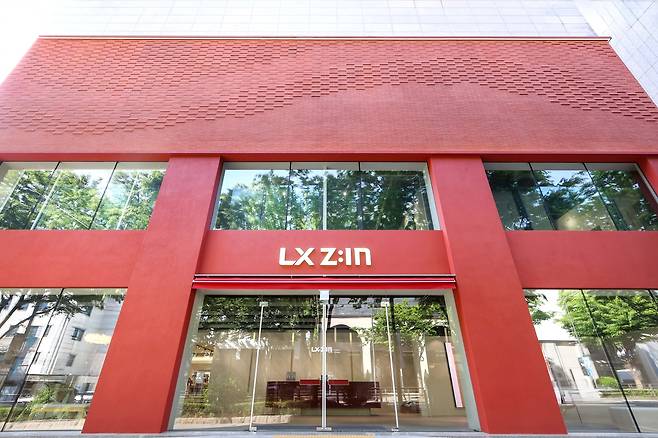 LX하우시스는 서울 강남구 논현동에 대표 전시장 ‘LX Z:IN 플래그십’을 오픈했다고 밝혔다. 사진은 ‘LX Z:IN 플래그십’ 외관 모습 [LX하우시스]