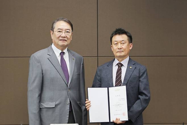 DGIST 제1호 특훈연구원으로 선정된 이명재(오른쪽) 책임연구원이 이건우 총장과 기념촬영을 하고 있다.[DGIST 제공]