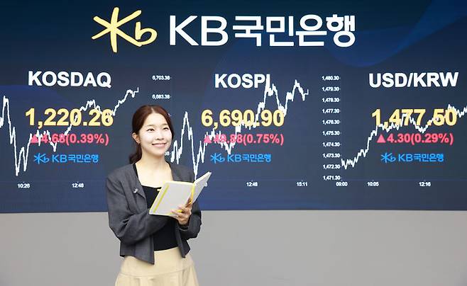 [서울=뉴시스] 정병혁 기자 = 29일 서울 영등포구 KB국민은행 딜링룸 전광판에 코스피 등 지수가 표시되어 있다. 이날 코스피는 전 거래일(6641.02)보다 49.88포인트(0.75%) 오른 6690.90에, 코스닥 지수는 전 거래일(1215.58)보다 4.68포인트(0.39%) 상승한 1220.26에 거래를 마쳤다.서울 외환시장에서 원·달러 환율은 전 거래일(1473.6원)보다 5.4원 오른 1479.0원에 주간 거래를 마감했다.(사진=KB국민은행 제공) 2026.04.29. photo@newsis.com *재판매 및 DB 금지