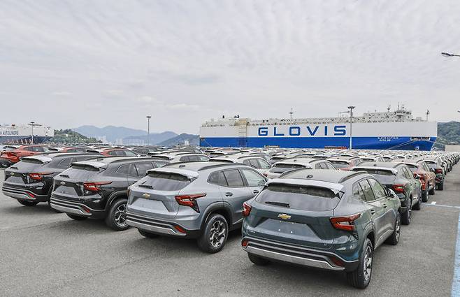 [창원=뉴시스] 마산가포신항에서 선적을 기다리고 있는 쉐보레 트랙스 크로스오버의 모습.(사진=한국GM 제공) *재판매 및 DB 금지