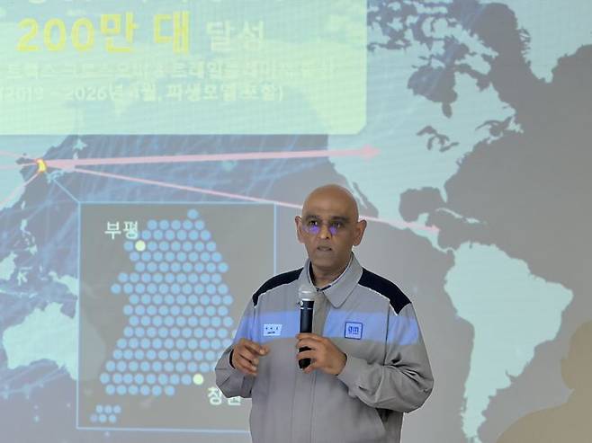 [창원=뉴시스] 김민성 기자 = 아시프 카트리 GM 해외사업부문 생산총괄부사장이 28일 경상남도 창원 한국GM 창원공장에서 공장에 대해 설명하고 있다. 2026.04.28. kms@newsis.com. *재판매 및 DB 금지