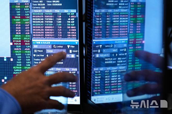 [뉴욕=AP/뉴시스] 미국 뉴욕 월스트리트의 뉴욕증권거래소(NYSE) 객장에서 30일 트레이더들이 업무를 보고 있다. 2026.03.30.