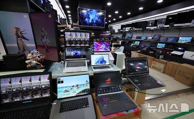 [서울=뉴시스] 조성우 기자 = 중동 전쟁 여파로 국제유가가 급등하면서 공업제품 물가가 2년 5개월 만에 최대 상승폭을 기록한 가운데 6일 오후 서울 용산구 선인상가 컴퓨터 매장이 한산한 모습을 보이고 있다. 2026.04.06. xconfind@newsis.com