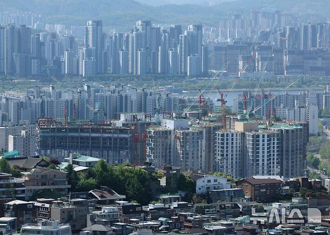 [서울=뉴시스] 조수정 기자 = 중동 전쟁 장기화와 호르무즈 해협 봉쇄 여파로 나프타 수급에 비상이 걸리면서 건설현장에도 영향을 미치고 있다. 레미콘 핵심 원료 혼화제 공급난, 내장재와 단열재 등 건축 자재 부족 우려도 나오고 있다. 건설 비용 상승에 1분기 전국 아파트 분양가가 가파르게 상승하며 건설업계의 원가 부담이 커지는 상황이다. 1분기 전국 평균 분양가는 3.3㎡당 2272만원으로 전년 대비 8.6% 상승, 전용면적 84㎡(국민평형) 기준으로 환산하면 약 6086만원 올랐다. 사진은 24일 서울 남산에서 바라본 아파트 건설 현장. 2026.04.24. chocrystal@newsis.com