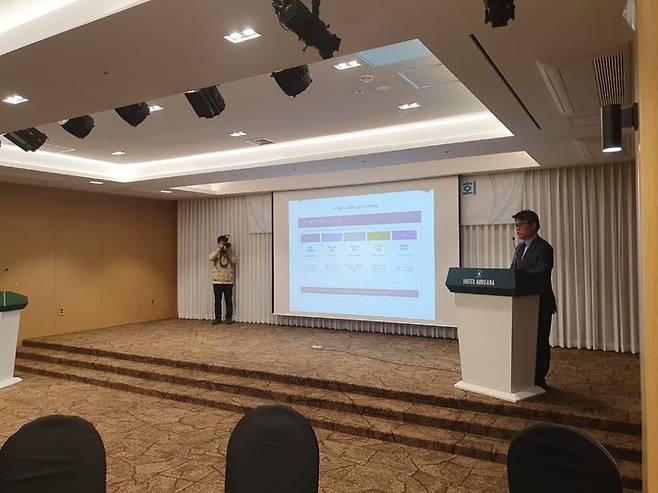 [서울=뉴시스] 구무서 기자 = 박정환 보건복지부 보건의료데이터진흥과장이 30일 오전 서울 코리아나 호텔에서 열린 인공지능(AI) 기본의료 제1차 전문가 정책 간담회에서 기조발제를 하는 모습 2026.04.30. photo@newsis.com *재판매 및 DB 금지