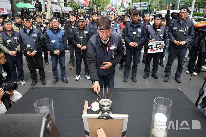 [서울=뉴시스] 황준선 기자 = 양경수 전국민주노동조합총연맹 위원장이 지난 28일 서울 강남구 BGF 리테일 본사 앞에서 열사 정신계승! 공권력 살인 규탄! 원청교섭 회피 CU BGF 규탄! 민주노총 결의대회에서 사망한 화물연대 조합원의 영정에 헌화하고 있다. 2026.04.28. hwang@newsis.com