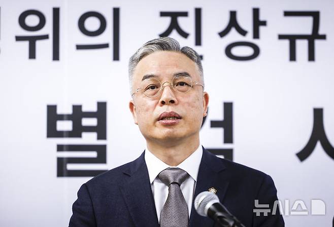 [과천=뉴시스] 정병혁 기자 = 권창영 2차 종합특검팀 특별검사가 25일 경기 과천시 2차 종합특검팀 사무실에서 특검보와 대변인을 소개한 뒤 입장문을 발표하고 있다. 2026.02.25. jhope@newsis.com