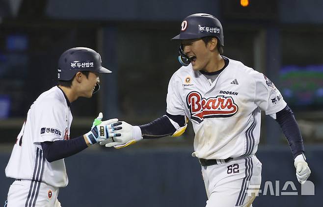 [서울=뉴시스] 조성우 기자 = 29일 서울 송파구 잠실야구장에서 열린 2026 KBO 리그 삼성 라이온즈와 두산 베어스의 경기, 두산 7회말 공격 선두타자 안재석이 솔로 홈런을 때린 뒤 홈인하며 기뻐하고 있다. 2026.04.29. xconfind@newsis.com