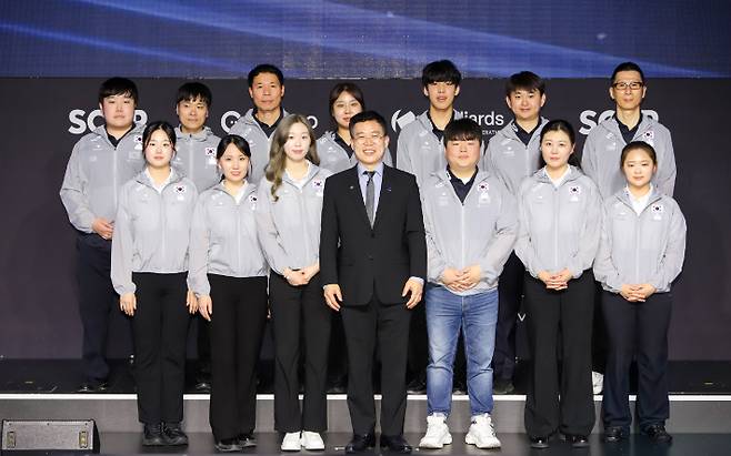 대한당구연맹 서수길 회장(앞줄 가운데)과 국가대표 선수단. 연맹