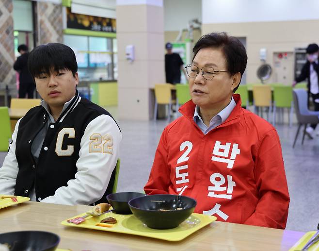 박완수 경남지사 후보가 국립창원대에서 '천원의 아침밥'을 먹으며 소통하고 있다. 박 후보 캠프 제공
