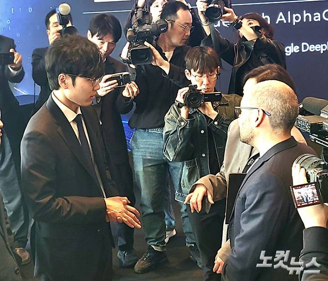 신진서 9단(사진 왼쪽)과 대화를 나누고 있는 데미스 하사비스. 동규기자