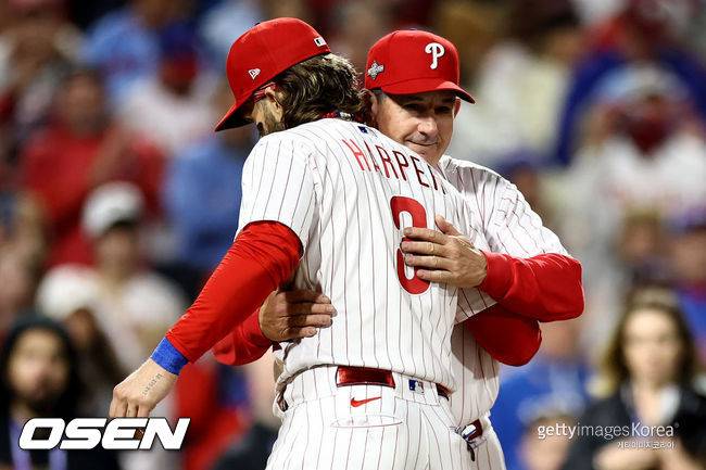 [사진] 필라델피아 롭 톰슨 감독이 브라이스 하퍼와 포옹하고 있다. ⓒGettyimages(무단전재 및 재배포 금지)