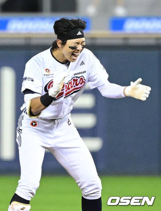 [OSEN=잠실, 최규한 기자] 18일 오후 서울 잠실야구장에서 ‘2026 신한 SOL KBO리그’ 두산 베어스와 KIA 타이거즈의 경기가 열렸다.홈팀 두산은 최승용, 방문팀 KIA는 애덤 올러를 선발로 내세웠다.연장 10회말 무사 선두타자로 나선 두산 김민석이 2루타를 날리고 2루에 안착해 기뻐하고 있다. 2026.04.18 / dreamer@osen.co.kr