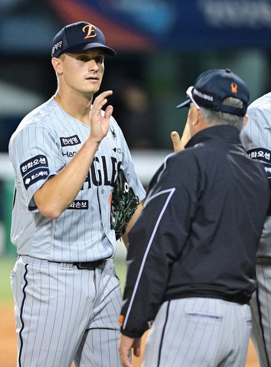 [OSEN=잠실, 최규한 기자] 프로야구 한화 이글스가&nbsp;LG 트윈스를 꺾고 2연패에서 벗어났다.&nbsp;한화는 23일 서울 잠실구장에서 열린 2026 KBO리그&nbsp;LG와 경기에서 8-4로 승리했다. 한화는 2연패를 끊고 9승 12패가 됐다. LG는 3연승에서 멈추며 14승 7패가 됐다.&nbsp;경기를 마치고 승리한 한화 김경문 감독과 세이브를 거둔 잭 쿠싱이 인사를 나누고 있다. 2026.04.23 / dreamer@osen.co.kr