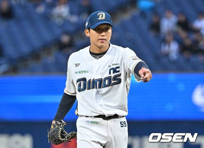 [OSEN=창원, 이석우 기자] 29일 창원NC파크에서 2026 신한 SOL KBO 리그 NC 다이노스와 KIA 타이거즈의 경기가 열렸다. 홈팀 NC는 구창모가, 방문팀 KT는 이의리가 선발 출전했다. NC 다이노스 선발투수 구창모가 1회초 1사 2루 KIA 타이거즈 김선빈 타석때 볼 위치를 가리키고 있다. 2026.04.29 / foto0307@osen.co.kr