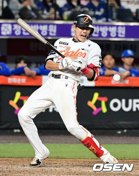 [OSEN=대전, 지형준 기자] 15일 대전 한화생명 볼파크에서 2026 신한 SOL KBO리그 한화 이글스와 삼성 라이온즈의 경기가 열렸다.4연패 중인 한화는 윌켈 에르난데스, 5연승을 노리는 삼성은 양창섭이 선발로 나섰다.&nbsp;2회말 2사 1,2루에서 한화 심우준이 삼성 양창섭 사구에 괴로워하고 있다. 2026.04.15&nbsp;/ jpnews@osen.co.kr