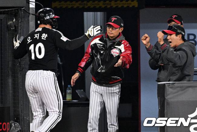 [OSEN=수원, 이대선 기자] 28일 수원 KT위즈파크에서 2026 신한 SOL KBO리그 KT 위즈와 LG 트윈스의 경기가 열렸다.이날 KT는 맷 사우어, LG는 라클란 웰스를 선발로 내세웠다.8회초 2사 1,2루에서 LG 염경엽 감독이 박동원의 좌전 적시타 때 홈을 밟은 오지환과 환호하고 있다. 2026.04.28 /sunday@osen.co.kr