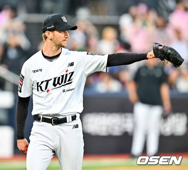 [OSEN=수원, 민경훈 기자] 18일 오후 수원 KT위즈파크에서 ‘2026 신한 SOL Bank KBO리그' KT 위즈와 키움 히어로즈의 경기가 열렸다.이날 KT는 보쉴리, 키움은 안우진을 선발투수로 내세웠다.6회초 1사 주자 만루 키움 최주환을 2루수 앞 병살타로 막아낸 KT 선발 보쉴리가 기뻐하고 있다. 2026.04.18 / rumi@osen.co.kr