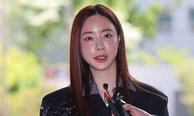 필라테스 강사 겸 인플루언서 양정원이 29일 서울 강남구 강남경찰서에 사기 및 가맹사업법 위반 혐의 피의자 신분으로 출석하며 발언하고 있다. 뉴시스