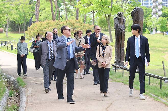 국민체육진흥공단(이사장 하형주)은 지난 28일 서울 송파구 올림픽공원에서 에밀리아 가토 주한 이탈리아 대사와 대표단 10여 명을 초청해 ‘서울올림픽 조각공원 투어 프로그램’을 진행했다고 30일 밝혔다. 국민체육진흥공단(KSPO) 제공