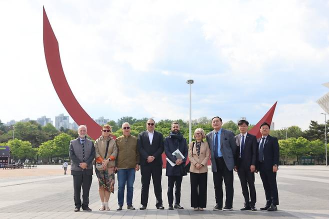 국민체육진흥공단(이사장 하형주)은 지난 28일 서울 송파구 올림픽공원에서 에밀리아 가토 주한 이탈리아 대사와 대표단 10여 명을 초청해 ‘서울올림픽 조각공원 투어 프로그램’을 진행했다고 30일 밝혔다. 국민체육진흥공단(KSPO) 제공