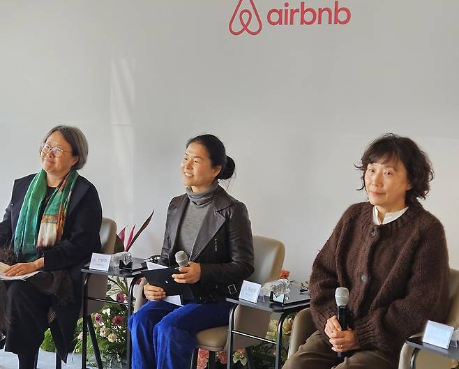 안은주 제주올레 대표, 최순덕 호스트, 김순희 호스트(왼쪽부터)가 지난달 5일 제주 서귀포시에서 열린&nbsp;에어비앤비 ‘대한민국 방방곡곡: 지역에 머물게 하는 공간·콘텐츠·사람’ 비전 포럼에 패널로 참여해 발언하고 있다. 김수연 기자