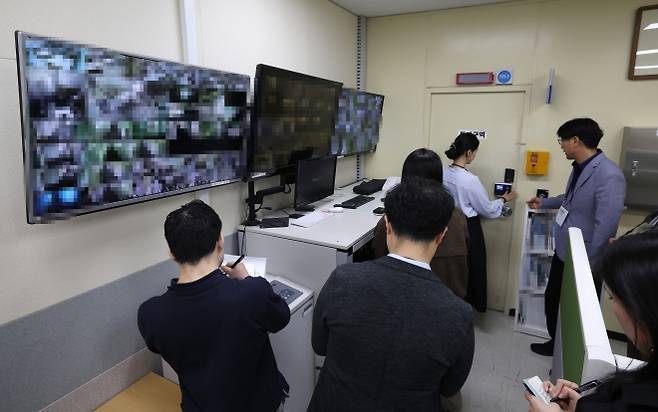 23일 폐쇄회로(CC)TV로 국가고시센터 내외부를 감시하고 있는 83개 모니터 모습. 인사혁신처 제공