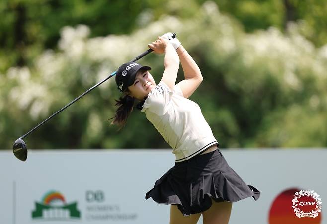 고지원이 30일 충북 음성군 레인보우힐스CC(파72)에서 열린 KLPGA투어 DB 위민스 챔피언십 1라운드 4번 홀에서 티샷을 날리고 있다. 고지원은 이날 버디 9개를 잡아내며 7언더파 65타를 쳐 선두에 올랐다. KLPGA  제공.