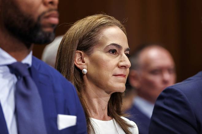 케빈 워시 미국 연방준비제도(Fed·연준) 의장 후보자의 배우자 제인 로더가 지난 21일(현지 시간) 남편의 연방 상원 은행위원회 인사청문회를 지켜보고 있다. 제인 로더는 화장품 기업 에스티로더의 상속자 로널드 로더의 딸이다. 포브스 추산에 따르면 워시 후보자 아내의 재산은 이날 19억 달러(약 2조 8000억 원) 정도다. EPA연합뉴스