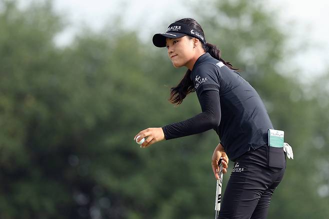 퍼팅을 마친 뒤 갤러리에게 인사하고 있다. 사진 제공=AFP연합뉴스