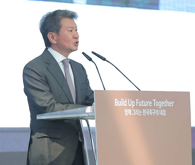 정몽규 대한축구협회장이 이달 7일 충남 천안 코리아풋볼파크에서 열린 공식 개관식에서 기념사를 하고 있다. 연합뉴스