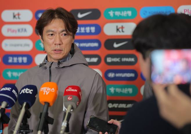 홍명보 축구 대표팀 감독이 유럽 A매치 2연전을 치르고 이달 2일 인천국제공항을 통해 귀국한 뒤 취재진 질문에 답하고 있다. 연합뉴스