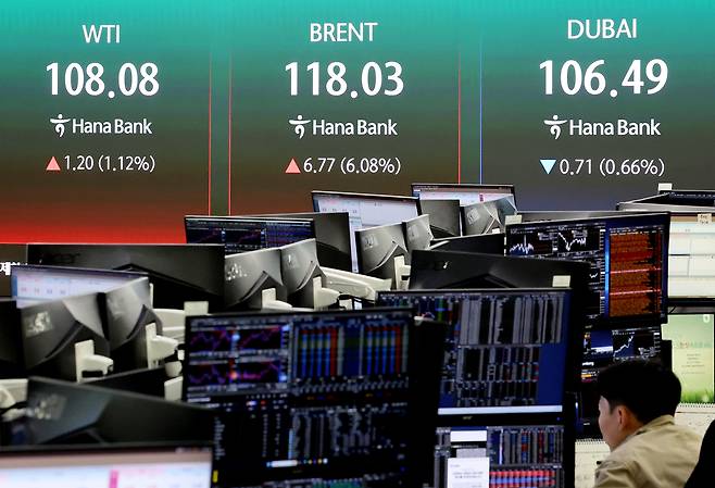 30일 오전 서울 중구 하나은행 딜링룸 전광판에 서부텍사스원유(WTI), 브렌트유, 두바이유 선물 가격이 표시되고 있다. 뉴스1